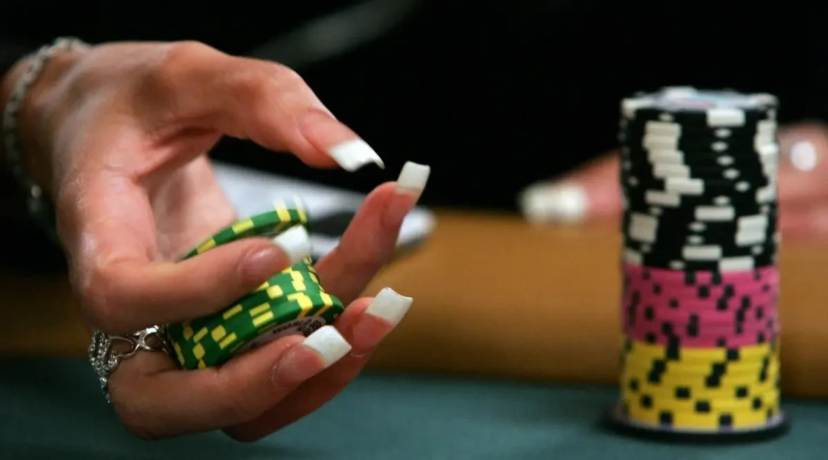 The Psychology of Poker Tells and How to Use Them in Online Games